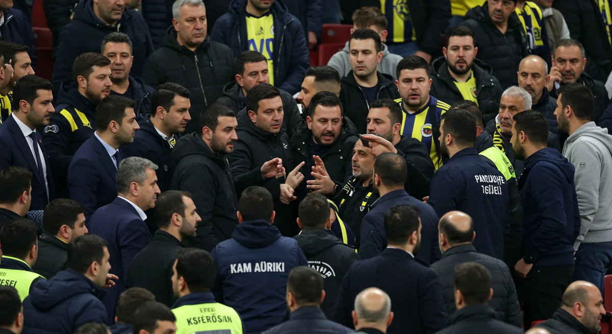 Fenerbahçe Kongresi'nde Tansiyon Tavan Yaptı: Yıldırım ve Safi Localarında Gergin Anlar Yaşandı!