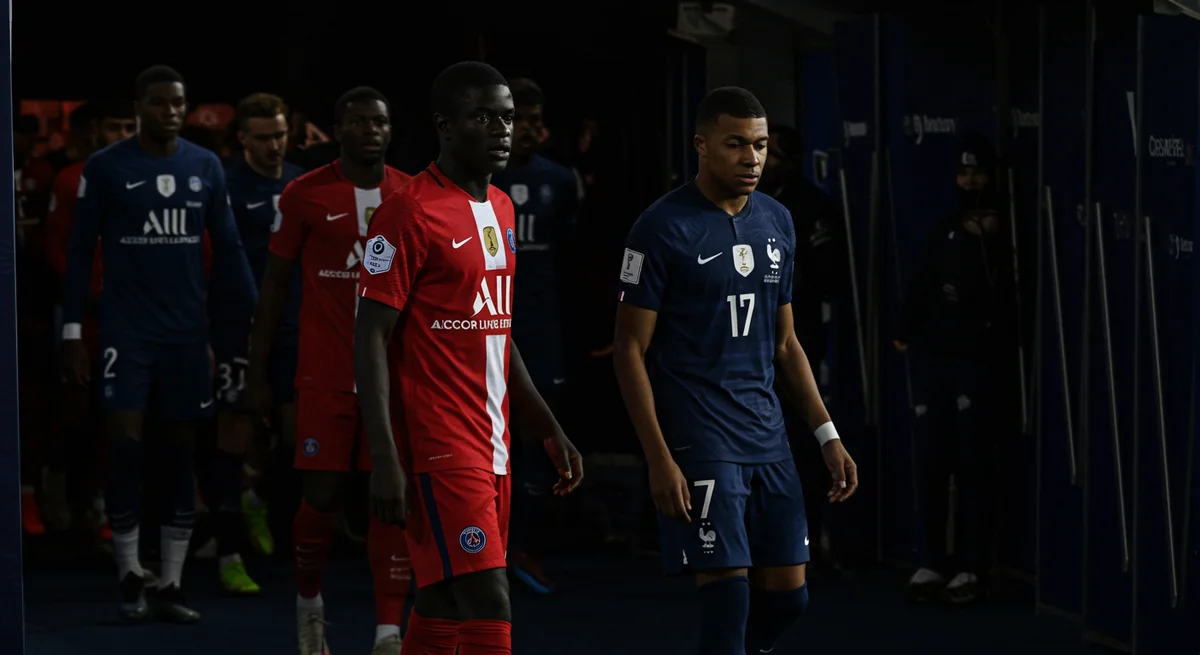 Fransa Milli Takımı'nda Büyük Gerilim: Kante'den Mbappe'ye Kameralara Yansıyan Şok Tavır!