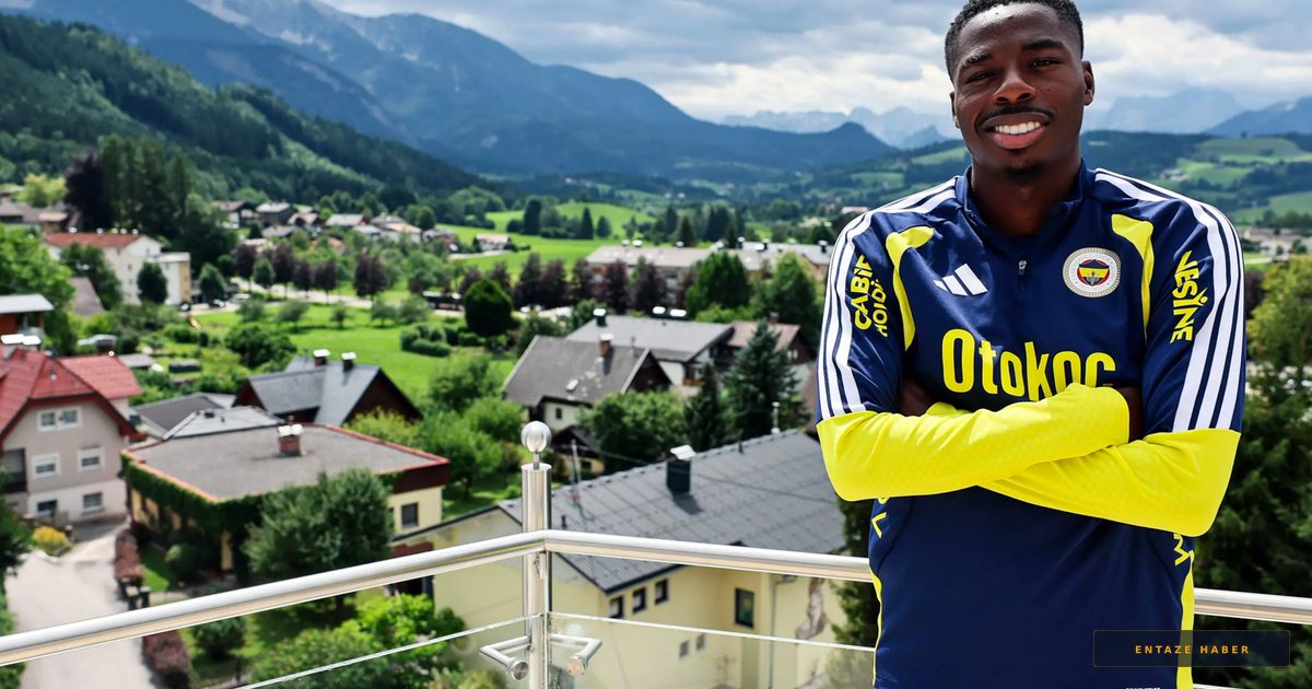 Fenerbahçe'de Anthony Musaba'dan Dirk Kuyt İtirafı: 'Efsane ile Yeniden Buluşmak Harika'
